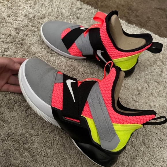 Lebrin Soldier 12 Basketball Shoes - Size 7Y - Picture 3 of 5